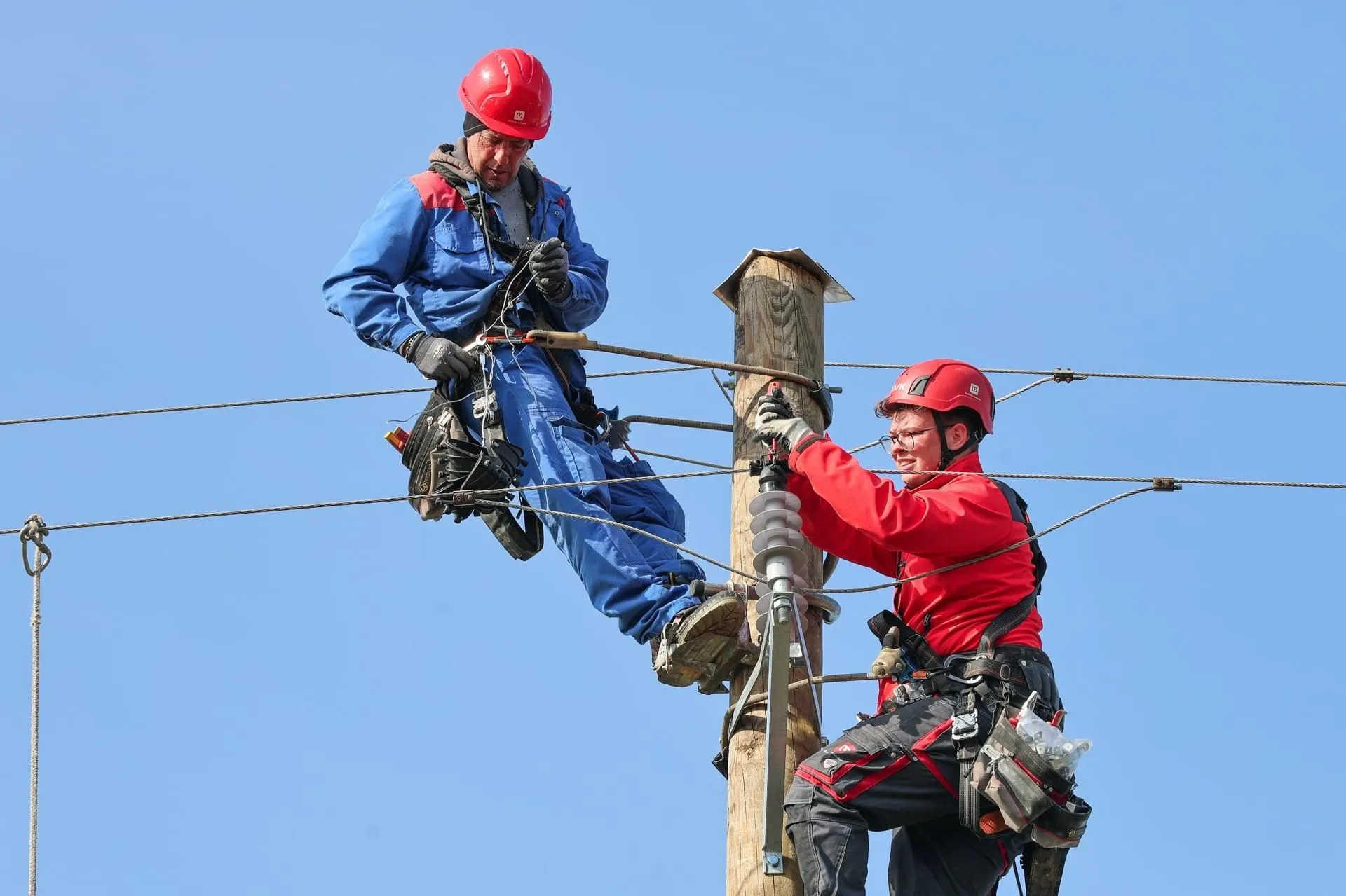 Fotografija – (REPORTAŽA) Na teren z električarji: Elektriko bi imeli vsi, redki pa se vprašajo, kako pride do njih