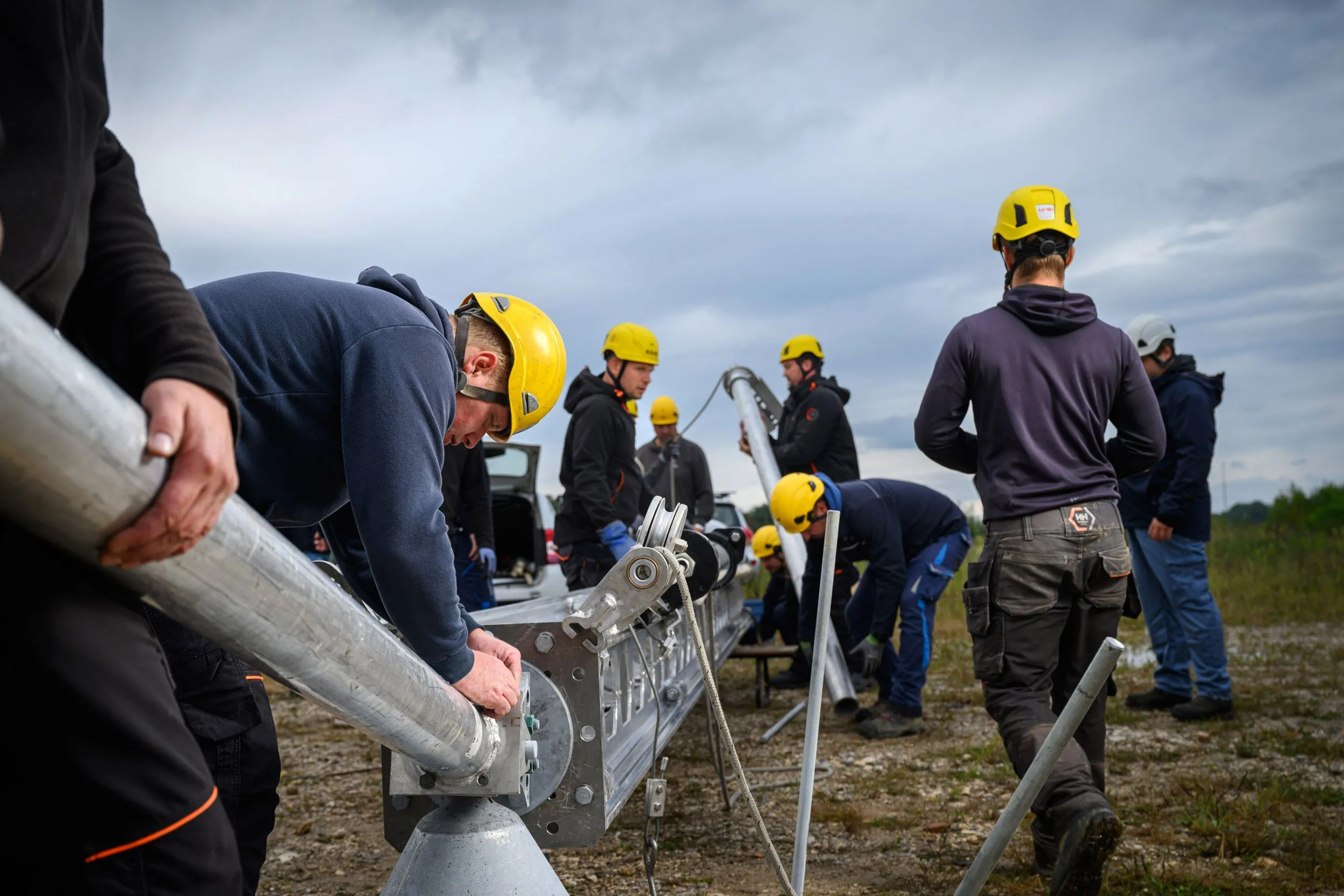 Elektrodistributerji strnili moči v skupni vaji postavljanja havarijskih stebrov – fotografija 2 od 2