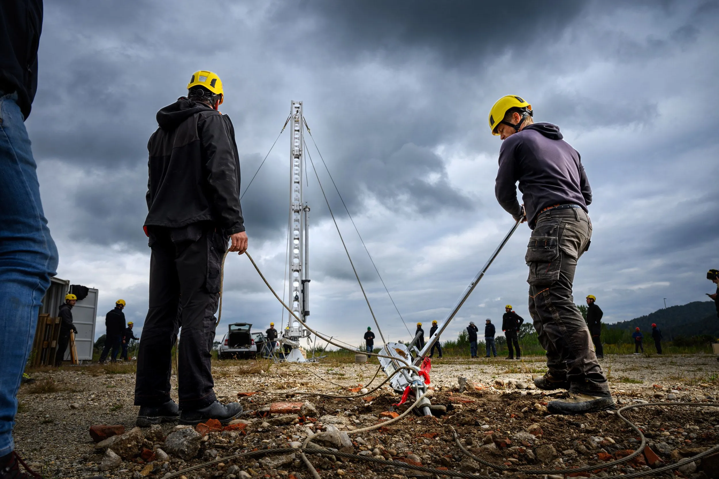 Fotografija – Elektrodistributerji strnili moči v skupni vaji postavljanja havarijskih stebrov